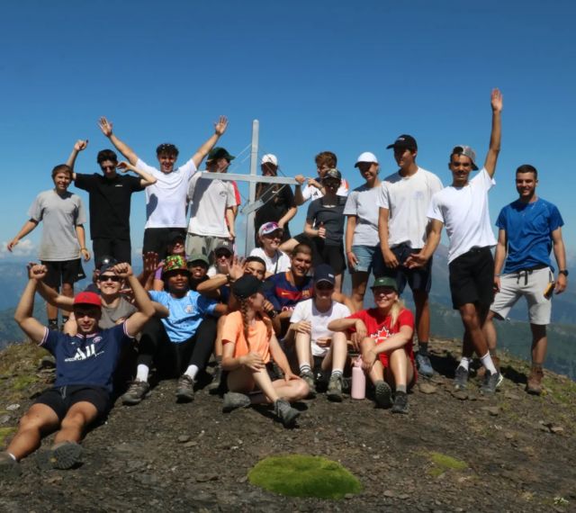 Ainé 2 - Jour 1 à 4 : Une grande reconnaissance envers notre Dieu pour ce magnifique bivouac (en jour 1 et 2) et pour ces moments d'amitié lors d'un tournoi (en jour 3)  et d'un grand jeu (puissance 4 géant) à Interlaken (en jour 4) 🙏🏼