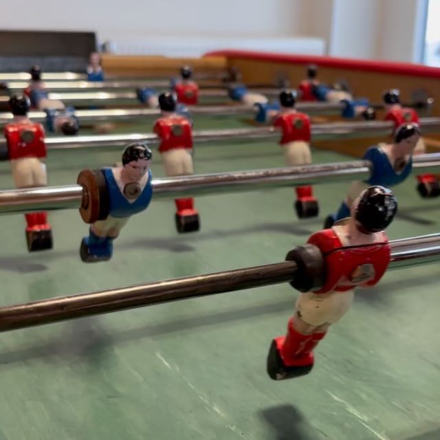 Ce matin petit tournoi de babyfoot ⚽️⚽️ et cet après-midi petit tour à la patinoire d’Interlaken ⛸️